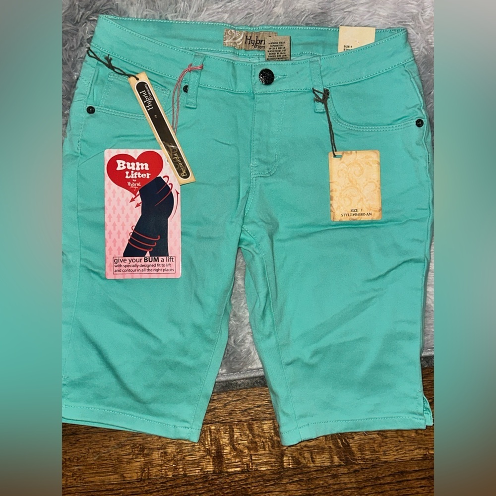 Hybrid & Company Woman’s Teal Bermuda Stretch Shorts w/Bum Lifter - NWT Size 7